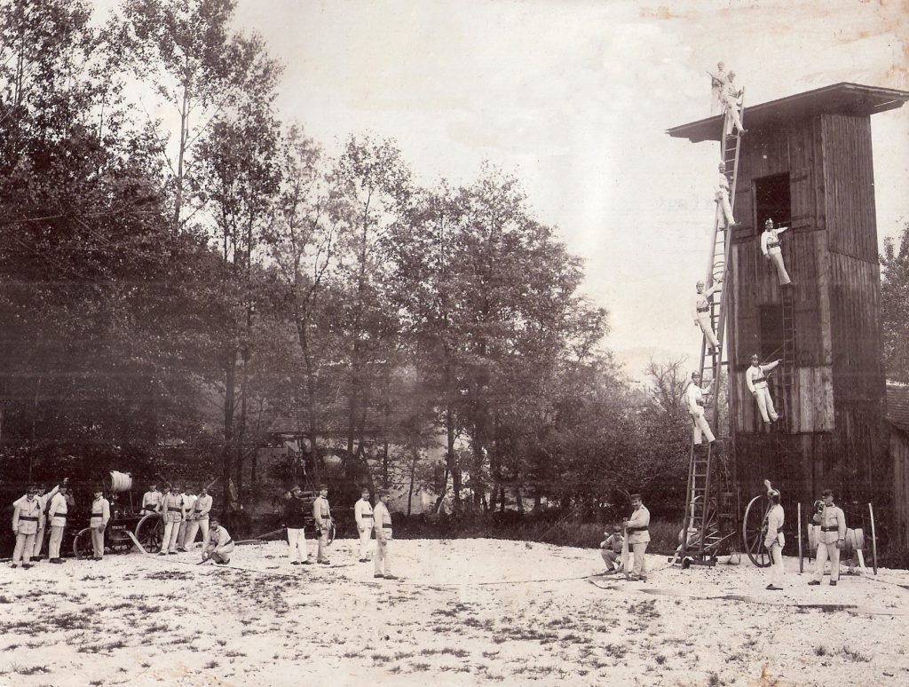 Gasilska vaja z ročno brizgalno v Trbovljah, okoli 1912